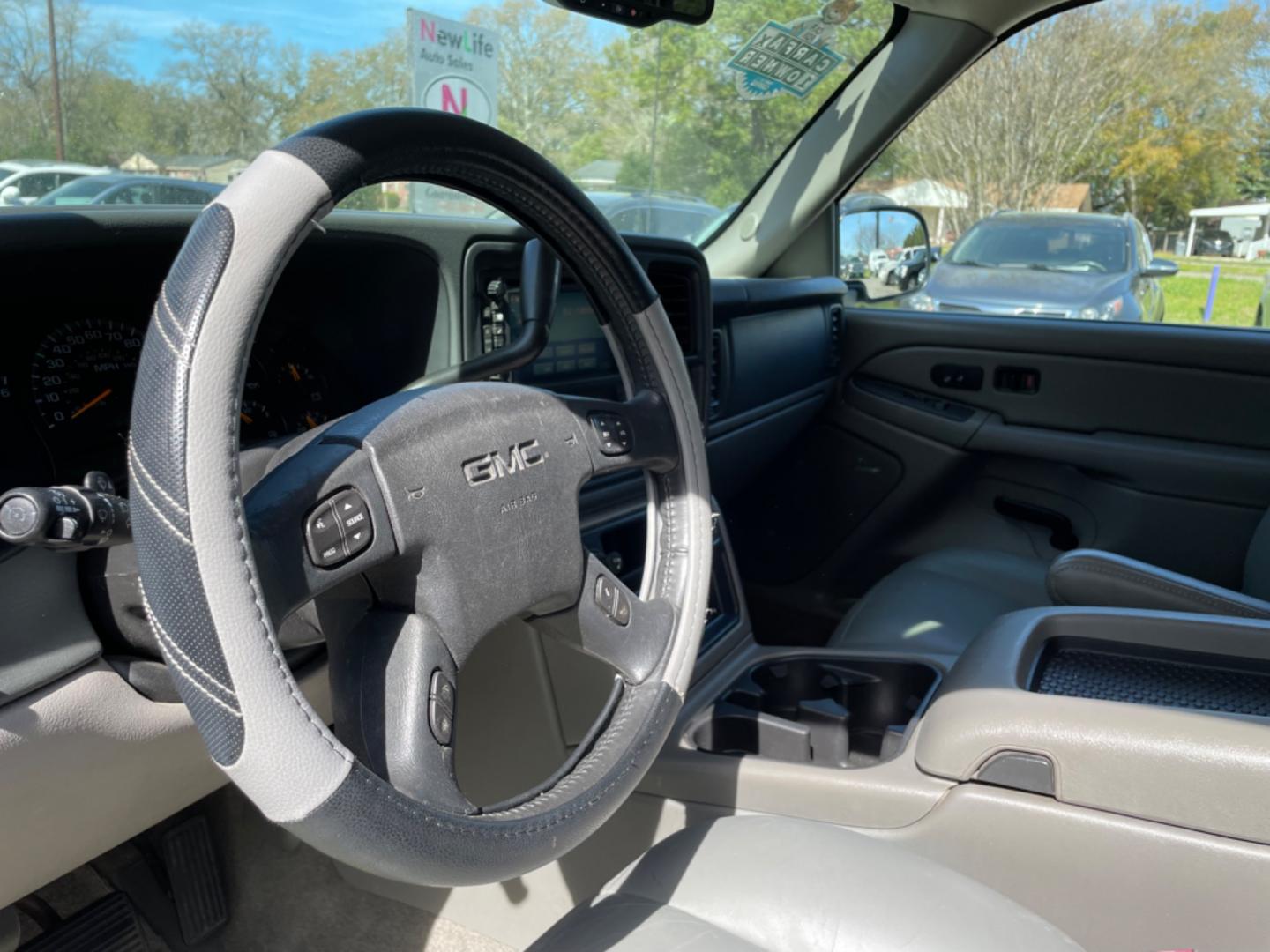 2005 WHITE GMC YUKON SLT (1GKEC13T95J) with an 5.3L engine, Automatic transmission, located at 5103 Dorchester Rd., Charleston, SC, 29418-5607, (843) 767-1122, 36.245171, -115.228050 - Photo#23